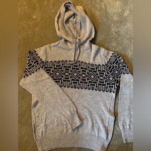 Hooded sweater w/ geometric pattern